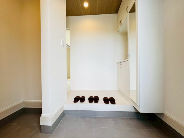 ★★南城市玉城糸数４期全２棟－１号棟の玄関