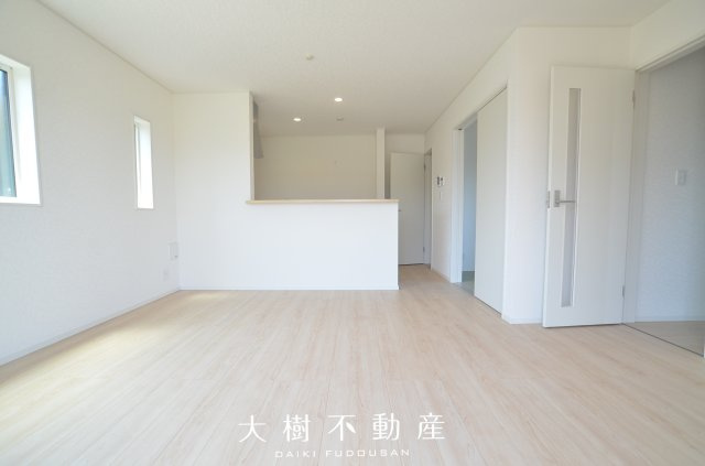 【居間・リビング】 | 座間市新田宿　新築戸建て　全2棟【仲介手数料無料】