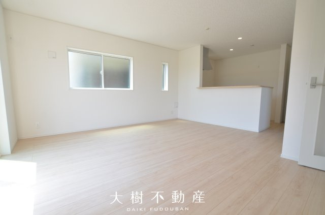 【居間・リビング】 | 座間市新田宿　新築戸建て　全2棟【仲介手数料無料】