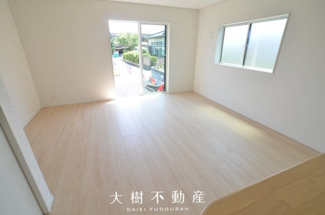 【居間・リビング】 | 座間市新田宿　新築戸建て　全2棟【仲介手数料無料】