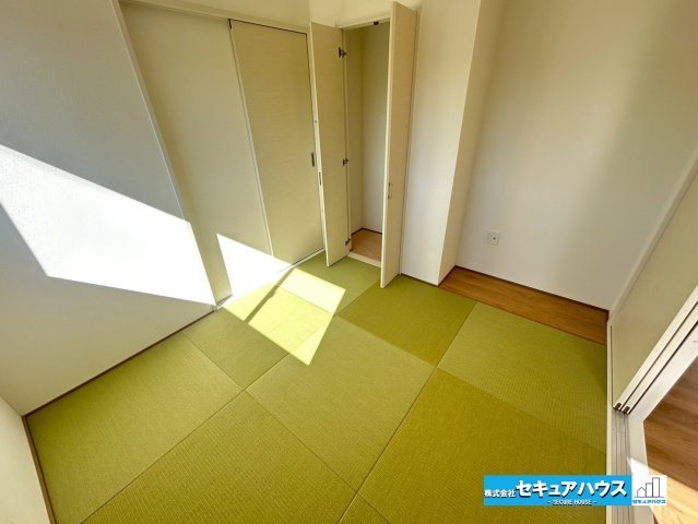 【本日ご案内可能】東郷町春木台5丁目　全1棟の和室|【和室4.8帖】
◆リビングに隣接する和室はくつろぐスペースやお子様の遊び場として活躍します。
◆収納付きのため、掃除用具やお子様の遊ぶおもちゃなどを入れることができます。　　　　　　　　　　　　　　