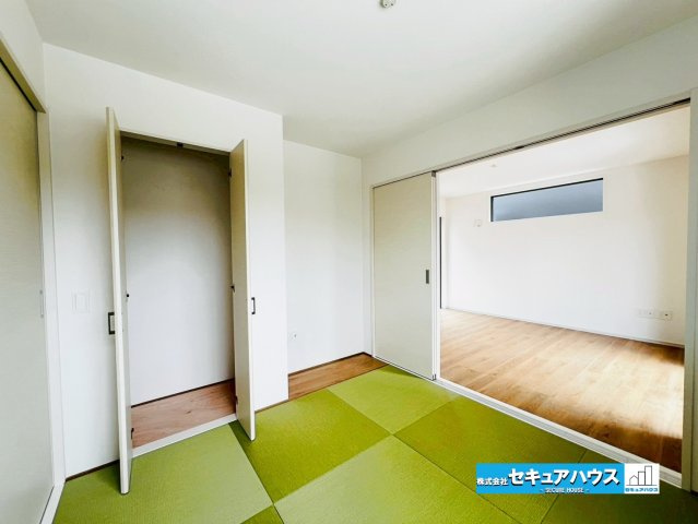 【本日ご案内可能】東郷町春木台5丁目　全1棟の和室|【和室4.8帖】
◆リビングに隣接する和室はくつろぐスペースやお子様の遊び場として活躍します。
◆収納付きのため、掃除用具やお子様の遊ぶおもちゃなどを入れることができます。　　　　　　　　　　　　　　