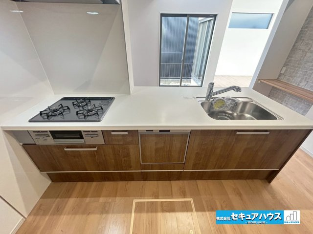 【本日ご案内可能】東郷町春木台5丁目　全1棟のキッチン|【キッチン】
◆同時にたくさんの料理が調理できる３口コンロ。「焼く・蒸す・煮る」の工程を同時進行で進めることができるので、料理を素早く作ることができます。育児でバタバタ忙しいママに嬉しい♪　　　　　　
