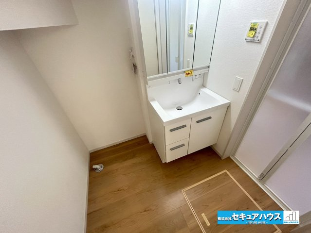 【本日ご案内可能】東郷町春木台5丁目　全1棟の独立洗面台|【洗面台】
◆鏡の裏にはたっぷりと収納スペースを標準装備！
◆電源を付属しているのでドライヤーなど利用できます。
◆洗面台下にも収納があるため洗剤やシャンプーのストックを入れられます。　　　　　　　　