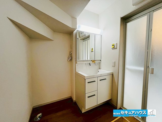 【本日ご案内可能】東郷町春木台5丁目　全1棟の独立洗面台|【洗面台】
◆鏡の裏にはたっぷりと収納スペースを標準装備！
◆電源を付属しているのでドライヤーなど利用できます。
◆洗面台下にも収納があるため洗剤やシャンプーのストックを入れられます。　　　　　　　　