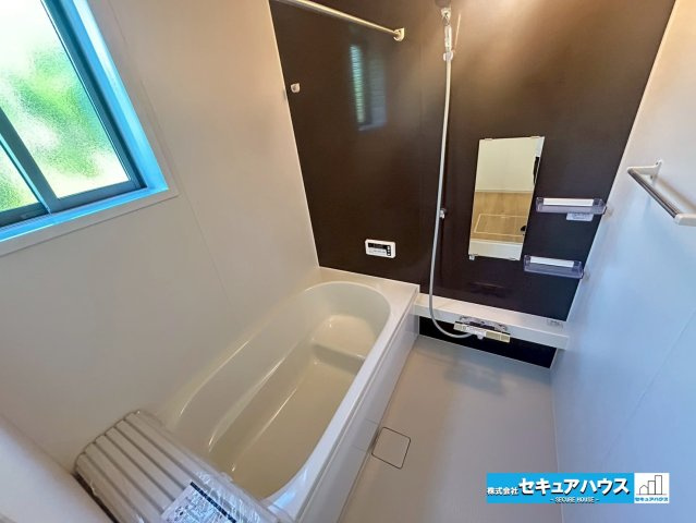 【本日ご案内可能】東郷町春木台5丁目　全1棟の浴室|【浴室】
◆アクセントパネルで落ち着きのある雰囲気を演出します。毎日の疲れを癒やすバスタイムをお楽しみ下さい！
◆窓付きでカビの繁殖を抑える効果があります。
◆追い炊き機能を備えたオートバスです。　　