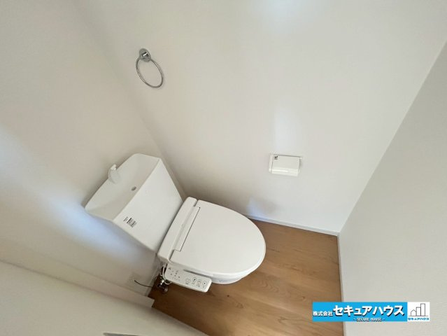 【本日ご案内可能】東郷町春木台5丁目　全1棟のトイレ|【高機能トイレ】
◆高機能トイレの多くは便器のフタの開閉が自動であり、使用後に手動で水を流す面倒もなく非常に便利です。スタイリッシュな見た目で、お掃除しやすく、節水効果が高いです。　　　　　　　　　　