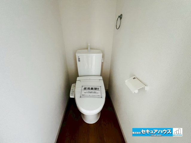 【本日ご案内可能】東郷町春木台5丁目　全1棟のトイレ|【高機能トイレ】
◆高機能トイレの多くは便器のフタの開閉が自動であり、使用後に手動で水を流す面倒もなく非常に便利です。スタイリッシュな見た目で、お掃除しやすく、節水効果が高いです。　　　　　　　　　　
