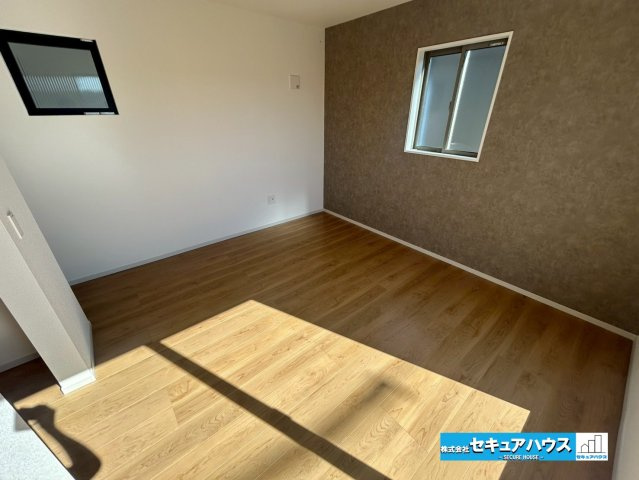 【本日ご案内可能】東郷町春木台5丁目　全1棟の洋室|【洋室7.5帖】
◆広々とした居住空間は日々の暮らしを彩り、心のやすらぎと満足感を与えてくれます。通風と採光を考慮した設計は子供たちはのびのび育ち、家族でくつろぎと団らんを生み出します。　　　　　　　