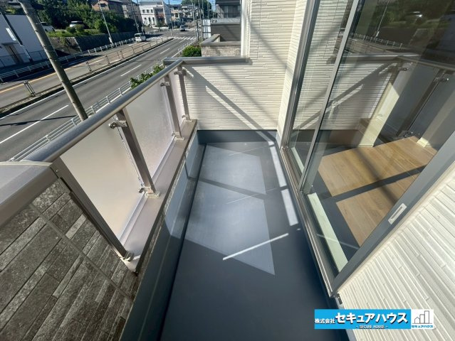 【本日ご案内可能】東郷町春木台5丁目　全1棟のバルコニー|【7.5帖の洋室から出られるバルコニー】
◆見晴らしもよく、太陽の温かな温もりをめいっぱい受け止めてくれます。
太陽の光と爽やかな風を受けたお洗濯物はあっという間に乾きます♪　　　　　　　　　　　　　