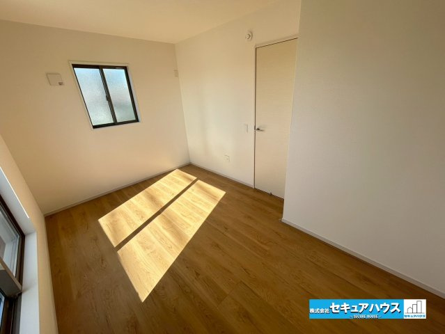 【本日ご案内可能】東郷町春木台5丁目　全1棟の洋室|【洋室6.3帖】
◆家族一人ひとりの大切なプライベート空間。趣味に合わせて使って頂けるようシンプルに仕上げてあります。暮らし心地を大きく左右する収納を、適材適所に配置し使い勝手を考慮しました。　　　　