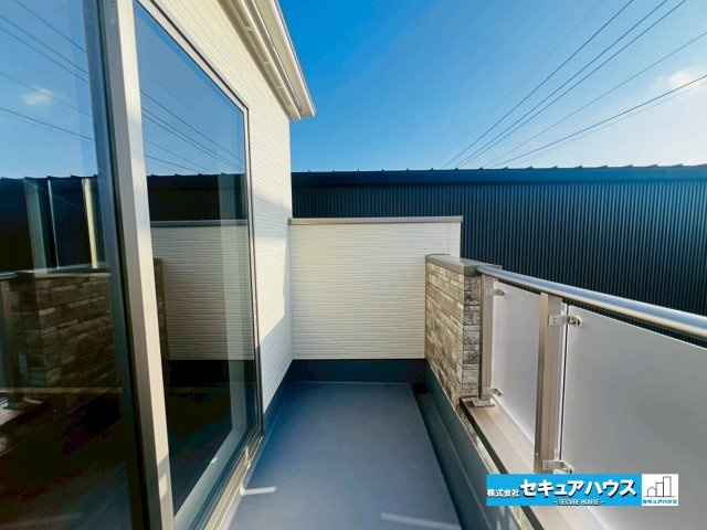 【本日ご案内可能】東郷町春木台5丁目　全1棟のバルコニー|【6.3帖の洋室から出られるバルコニー】
◆2ヶ所バルコニーに出られるお部屋があり、陽当たり、通風共に良好な設計が魅力のお家です♪　　　　　　　　　　　　　　　　　　　　　　　　　　　　　　　　　　　