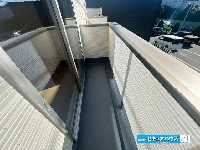 【本日ご案内可能】東郷町春木台5丁目　全1棟のバルコニー|【6.3帖の洋室から出られるバルコニー】
◆2ヶ所バルコニーに出られるお部屋があり、陽当たり、通風共に良好な設計が魅力のお家です♪　　　　　　　　　　　　　　　　　　　　　　　　　　　　　　　　　　　