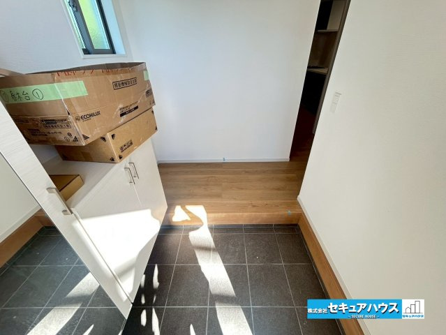【本日ご案内可能】東郷町春木台5丁目　全1棟の玄関|【玄関】
◆光が差し込み明るいです。
◆収納力のあるシューズボックスがございます。玄関まわりがすっきり片付きます。全身鏡付きで身だしなみを確認できます。
◆ダブルロックキーで防犯面も安心です。　　　　