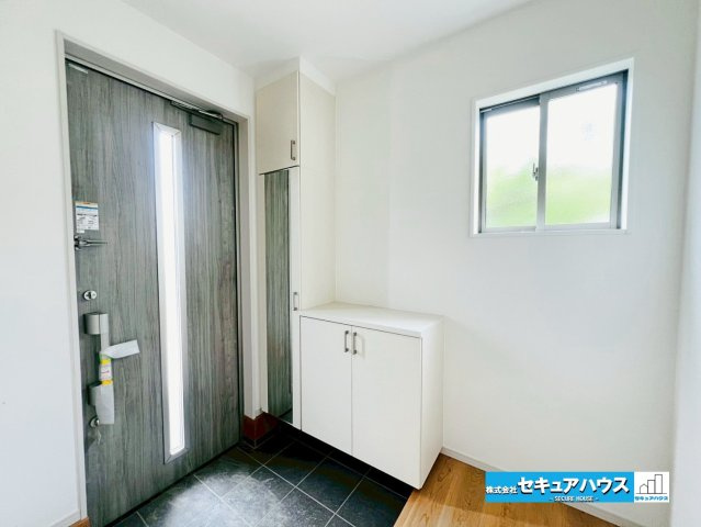 【本日ご案内可能】東郷町春木台5丁目　全1棟の玄関|【玄関】
◆光が差し込み明るいです。
◆収納力のあるシューズボックスがございます。玄関まわりがすっきり片付きます。全身鏡付きで身だしなみを確認できます。
◆ダブルロックキーで防犯面も安心です。　　　　