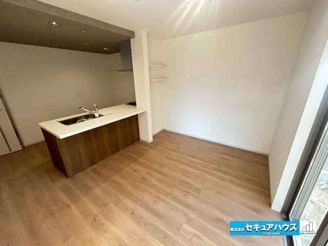 【本日ご案内可能】東郷町春木台5丁目　全1棟のダイニング|【LDK18帖】
◆家族揃ってリビングで過ごすお休みの日が、楽しみになる場所となることでしょう。
対面式のオープンキッチンは、家事をしながら家族の様子が一目でわかる安心＆便利設備♪　　　　　　　　　　