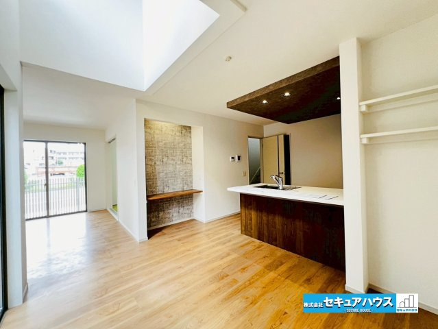 【本日ご案内可能】東郷町春木台5丁目　全1棟の居間・リビング|【LDK18帖】
◆家族揃ってリビングで過ごすお休みの日が、楽しみになる場所となることでしょう。
対面式のオープンキッチンは、家事をしながら家族の様子が一目でわかる安心＆便利設備♪　　　　　　　　　　