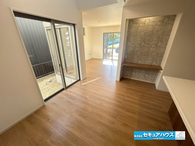 【本日ご案内可能】東郷町春木台5丁目　全1棟のダイニング|【LDK18帖】
◆日当たりが良く温かい広々リビングです。
◆カウンタースペースでは仕事やお子様の宿題をすることができます。
◆庭付きでお庭スペースをお手入れするのも楽しみになります。　　　　　　　　