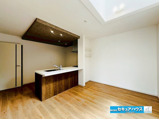 【本日ご案内可能】東郷町春木台5丁目　全1棟のダイニング|【LDK18帖】
◆日当たりが良く温かい広々リビングです。
◆カウンタースペースでは仕事やお子様の宿題をすることができます。
◆庭付きでお庭スペースをお手入れするのも楽しみになります。　　　　　　　　