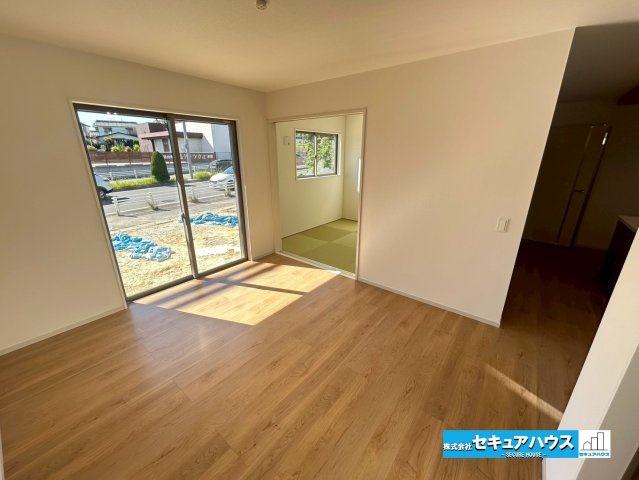 【本日ご案内可能】東郷町春木台5丁目　全1棟の居間・リビング|【LDK18帖】
◆リビングスペースは和室に隣接しており、扉を開けると開放感が増します。ダイニングスペースと分けてくつろぐ空間として利用することができるのも嬉しいポイントです。　　　　　　　　　　　　