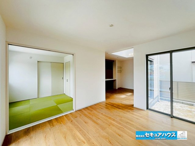 【本日ご案内可能】東郷町春木台5丁目　全1棟の居間・リビング|【LDK18帖】
◆リビングスペースは和室に隣接しており、扉を開けると開放感が増します。ダイニングスペースと分けてくつろぐ空間として利用することができるのも嬉しいポイントです。　　　　　　　　　　　　