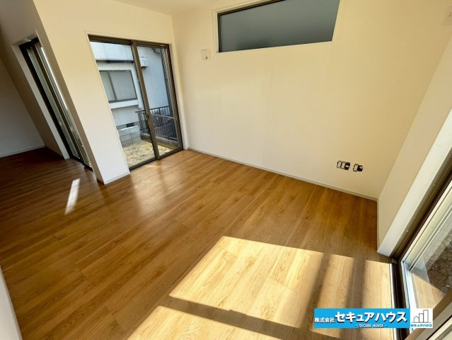 【本日ご案内可能】東郷町春木台5丁目　全1棟の居間・リビング|【LDK18帖】
◆リビング側からもお庭スペースを見ることができます。
◆３面の窓に面しているため陽当たり、通風共に優れています。　　　　　　　　　　　　　　　　　　　　　　　　　　　　　　　　　　　