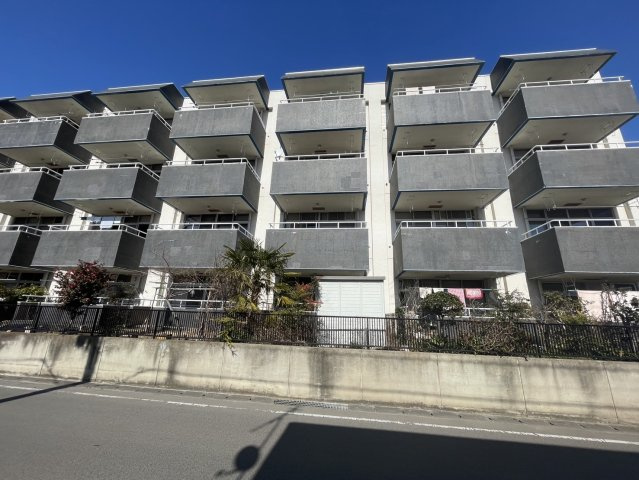 想定年間賃料　57.6万　想定利回り　28.8％　鉄筋コンクリート造の外観