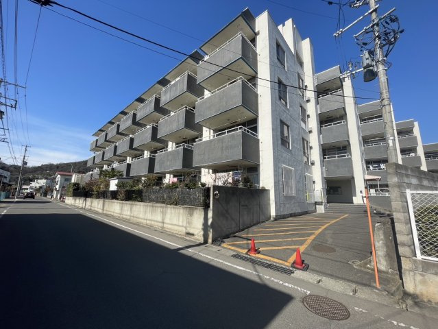 想定年間賃料　57.6万　想定利回り　28.8％　鉄筋コンクリート造の外観