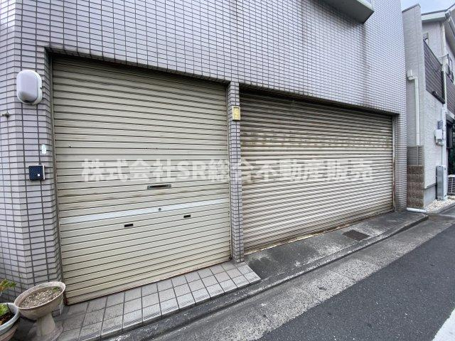 大蓮東4丁目中古戸建の駐車場|1Fは事務所・倉庫として使える広々空間♪倉庫部分はシャッター付き車庫としても使えて駐車スペース2台分あります！