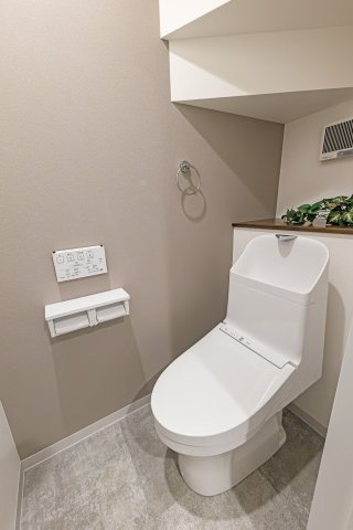 川崎市多摩区南生田2丁目　新築戸建てのその他|「モデルハウス」◆清潔感のある白を基調とした落ち着ける空間。小窓をもうけていますので、こもりやすい空気の入れ替えも簡単に行えますね！
