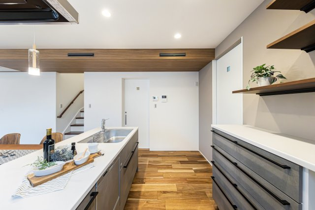 川崎市多摩区南生田2丁目　新築戸建てのその他|「モデルハウス」◆キッチンからダイニングやリビングが見渡せるキッチン。料理をしながら家族とコミュニケーションをとれるだけでなく、大きな開放感も得られることができます。
