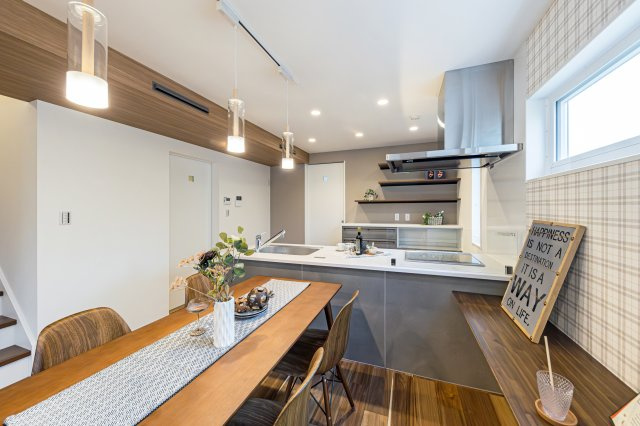 川崎市多摩区南生田2丁目　新築戸建てのその他|「モデルハウス」◆デザイン性と機能性を兼ね備えたキッチンです。リビングスペースとの一体感が生まれ、広々空間を演出してくれます。
