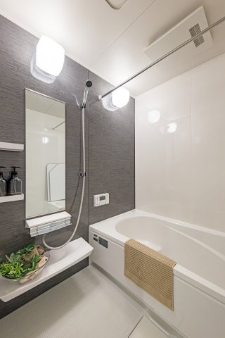 川崎市多摩区南生田2丁目　新築戸建てのその他|「モデルハウス」◆お子様と一緒にバスタイムを楽しめる広々空間。浴室乾燥機付で心地よいバスタイムを実現します。
