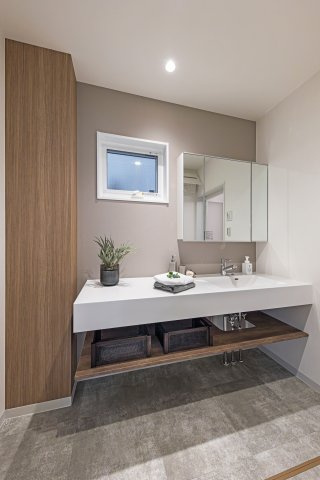 川崎市多摩区南生田2丁目　新築戸建てのその他|「モデルハウス」◆毎日使う場所だから、機能的で使いやすさに配慮したパウダールーム。すっきりと使えるように収納も豊富にご用意しています。
