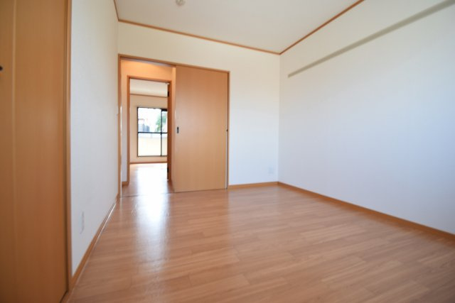 プラムガーデンの設備|きれいな洋室です。