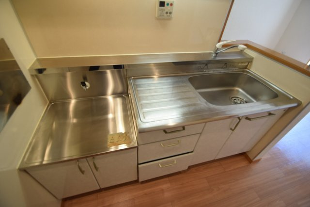 プラムガーデンのキッチン|２口ガスコンロ使用可のキッチンです。