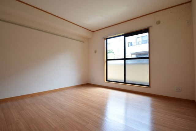 プラムガーデンの居間・リビング|日当たりのいい洋室です。