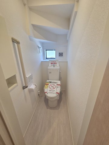 新築　太田市新田上江田町　4号棟　GRAFAREのトイレ|現地写真　トイレは洗浄機能付きです！壁面収納も嬉しいですね♪