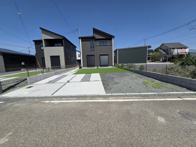 新築　太田市新田上江田町　4号棟　GRAFAREの駐車場|現地写真　駐車は建物南側に並列3台可能です！
