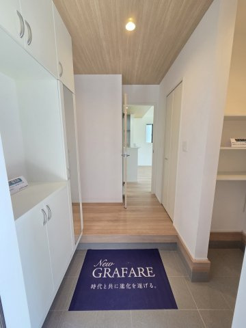 新築　太田市新田上江田町　4号棟　GRAFAREの玄関|現地写真　シューズボックスとシューズインクロークで玄関スッキリ♪