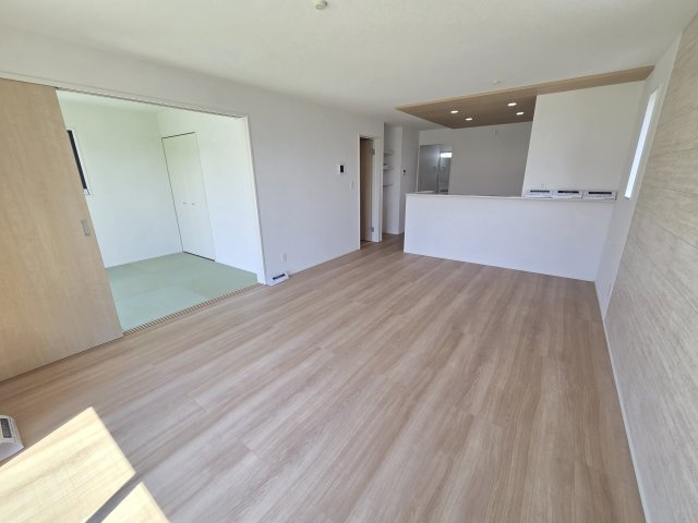 新築　太田市新田上江田町　4号棟　GRAFAREの居間・リビング|現地写真　対面式のキッチンなので、家事をしながらご家族とのコミュニケーションが取れるのが嬉しいですね！