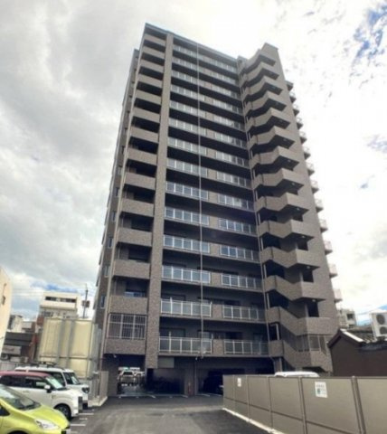 ロイヤルガーデン千舟町の外観|2022年築のRC造15階建。清潔感のあるモダンなデザインが、街の風景に美しく馴染みます。管理の行き届いた共有部分は、訪れるたびに背筋が伸びるような安心感。住まうことへの満足感を日々高めてくれます。