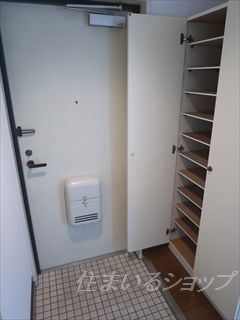 広島市安佐北区口田南８丁目の賃貸マンションの玄関|大型シューズボックス