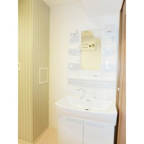 平塚市老松町の賃貸マンションの洗面所|掃除のしやすい洗面所です