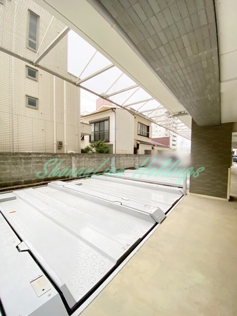 平塚市老松町の賃貸マンションの駐車場