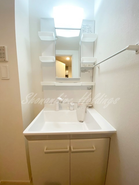 リブリ・サン茅ヶ崎の洗面所|明るいシャワー付き洗面台♪