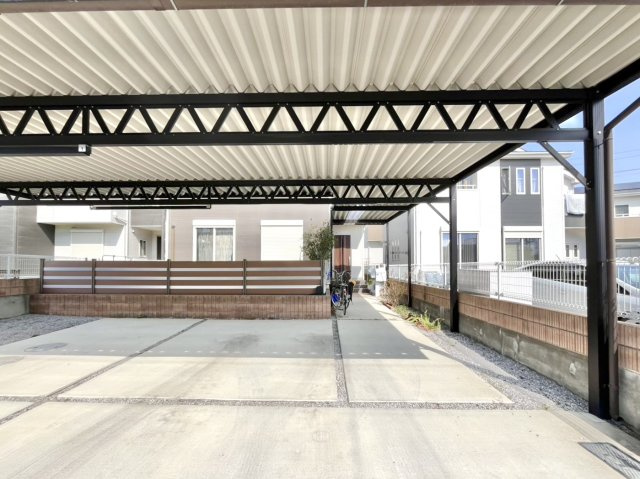 【中古戸建】太田市下浜田町の外観|■外観｜カーポート付の駐車スペースは鳥の糞や雹などから愛車を守ろことができます♪