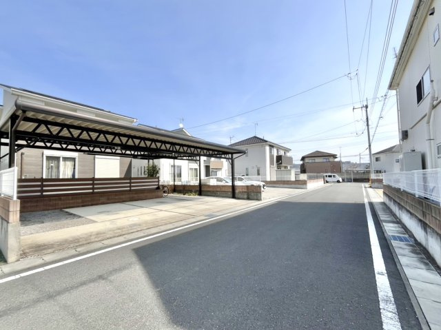 【中古戸建】太田市下浜田町の外観|■外観｜前面道路が広く見渡しが良いので、車の安全確認もばっちり！車の運転が苦手な方でも安心ですね♪