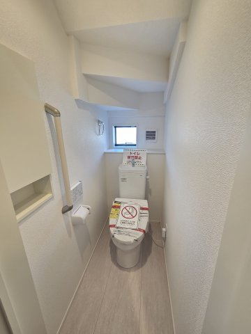 新築　太田市新田上江田町　5号棟　GRAFAREのトイレ|現地写真　トイレは洗浄機能付きです！壁面収納も嬉しいですね♪