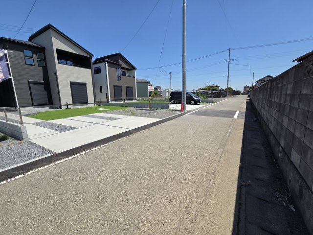 新築　太田市新田上江田町　5号棟　GRAFAREの前面道路含む現地写真|現地写真　南側前面道路幅員約4.5ｍ